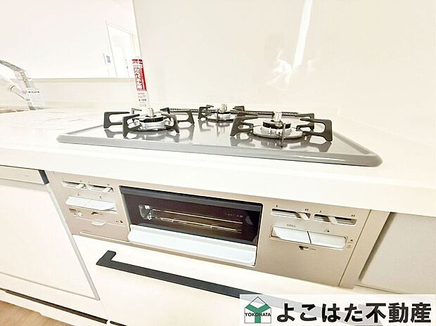 【その他設備】3口ガスコンロとグリルを備えた機能的なキッチン。複数の料理を同時に進められるため、忙しい毎日の調理を効率よくサポート。料理の時間がもっと楽しくなる設備です。