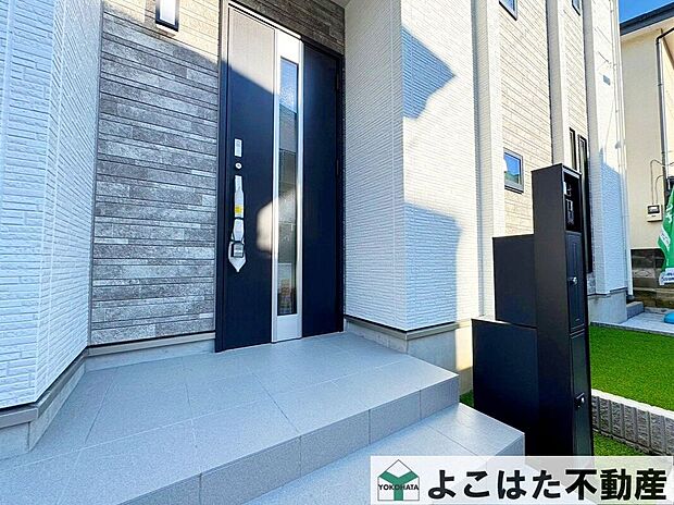 【玄関】玄関までのアプローチ部分は、住まいの“顔”ともいえる空間。清潔感があり、整えられた道のりは、毎日の帰宅が楽しみになるような落ち着きある雰囲気です。