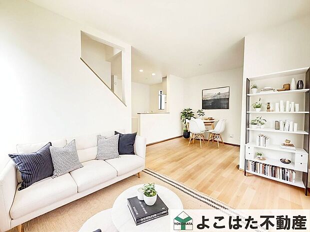 【リビング】白を基調とした明るく清潔感のあるデザイン。日が入るとさらに明るい印象なリビング空間です♪※家具はCGによるイメージです。販売対象には含まれません。