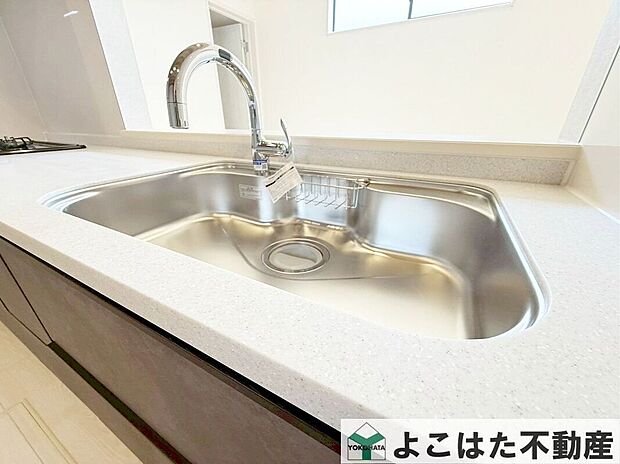 【その他設備】ワイドタイプのシンクなので、大きなお皿や鍋などを洗うのもスムーズです。浄水器内蔵タイプのハンドシャワー付き水栓を採用しています。