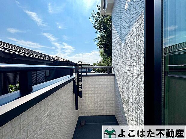 【バルコニー】日当りのいいバルコニーは、自然と家族が集まる憩いのスペースに。暖かな日差しが、季節の変化とともにここで過ごす時間をもっと豊かにしてくれます。