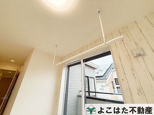 【その他設備】室内干しに便利なホスクリーンを設置!雨の日や花粉が気になる季節はもちろん、夜に洗濯するご家庭にも重宝します。洗濯物を干す場所を確保しやすく、毎日の家事を快適にサポートしてくれます