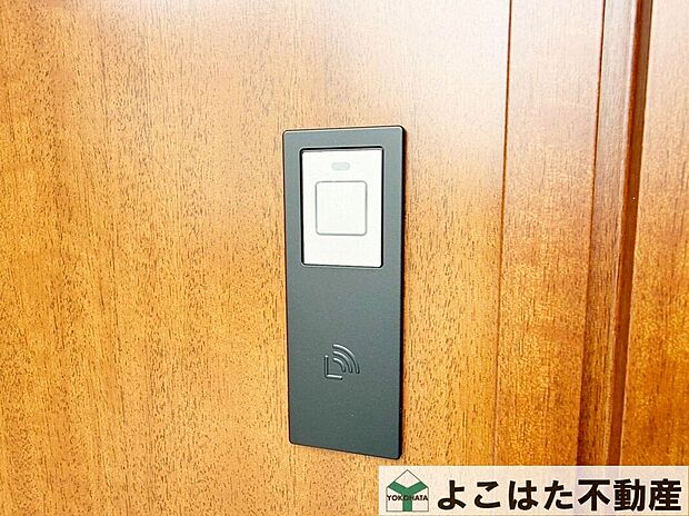 【その他設備】玄関の施錠・解錠がスムーズにできるタッチキーを採用。鍵を取り出す手間を軽減でき、荷物で両手がふさがっているときにも便利♪毎日の出入りをスマートにしてくれる、暮らしに嬉しい設備です。