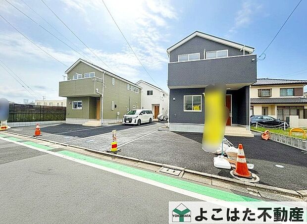 【前面道路含む外観】周辺は落ち着きのある閑静な住宅街。緑も多く、四季の移ろいを身近に感じられる穏やかな住環境です。