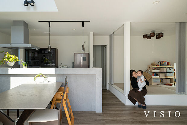 【■VISIO施工例】キッチン近くに小上がりを設置することで、育児・家事動線が魅力的なLDK