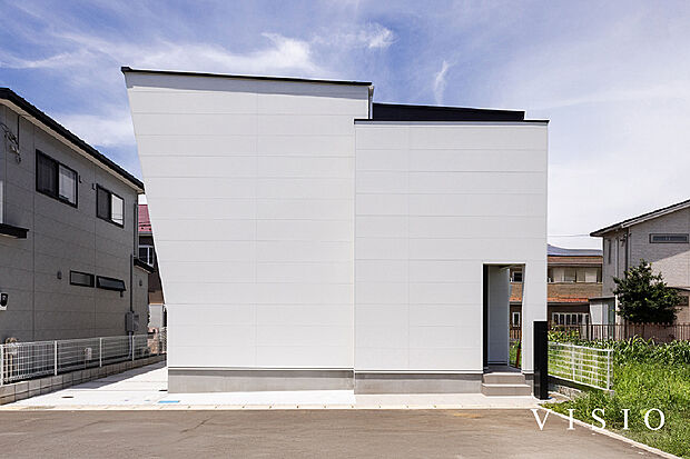 【■VISIO施工例】大胆に斜めにカットした外観が美しく、外観も内観も白く洗練された近代的デザインの一邸