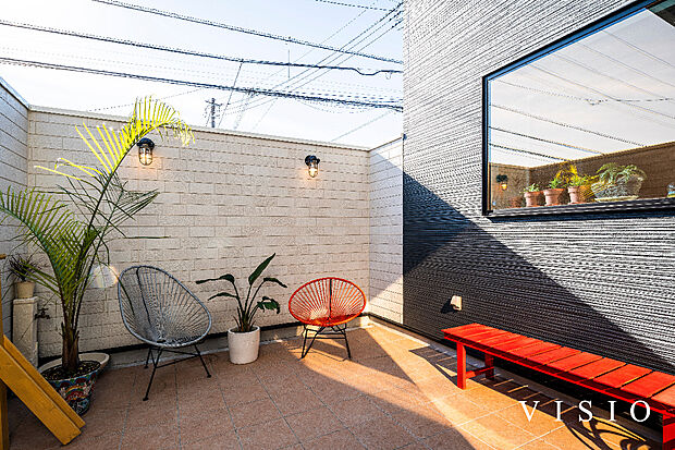 【プライベート感を楽しむ「ロジア」】外からの視線を抑えた、半屋外のくつろぎスペース。
モーニングコーヒーやBBQなど、暮らしの楽しみ方が広がります。