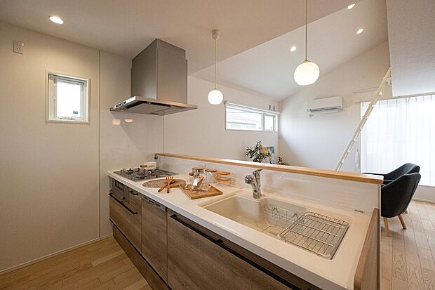 キッチン:対面キッチンで家族の顔やお子様の様子を見ながら家事ができます