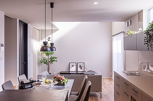 ダイニング:光がたっぷりと差し込む、ラグジュアリーな空間。