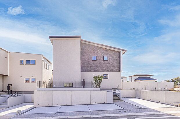 外観:グレー×ホワイトのスタイリッシュな外観。