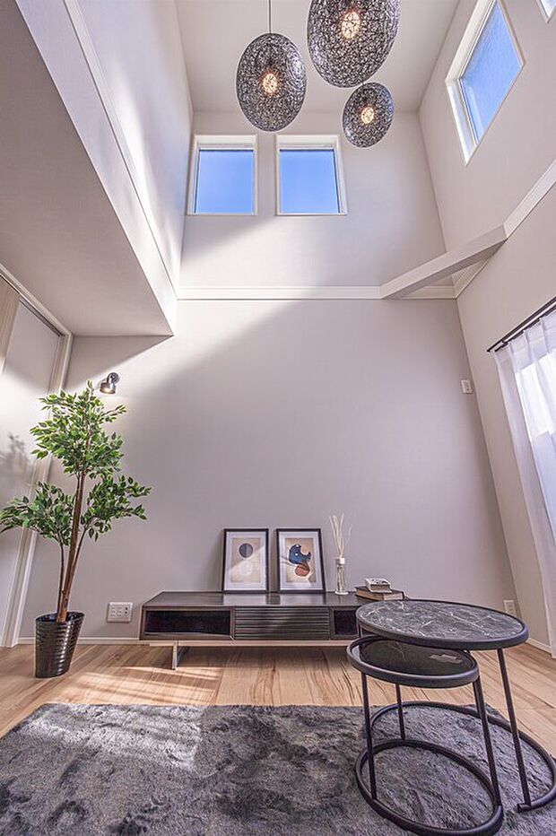 リビング:リビングを吹き抜けにすることにより、明るく開放的な空間に。