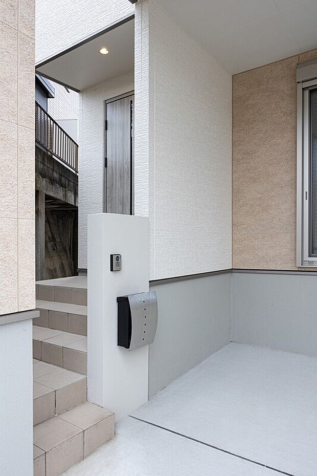 【玄関アプローチ】車を降りてそのまま玄関へ！雨が降っていても安心です♪