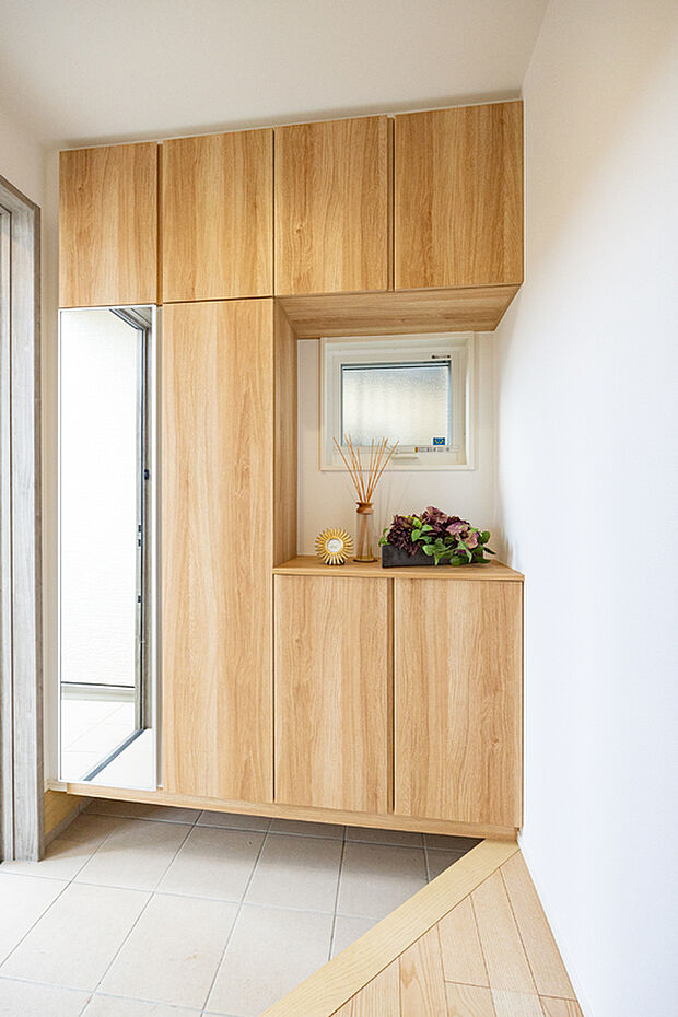 【玄関】窓からの採光で明るい空間に。