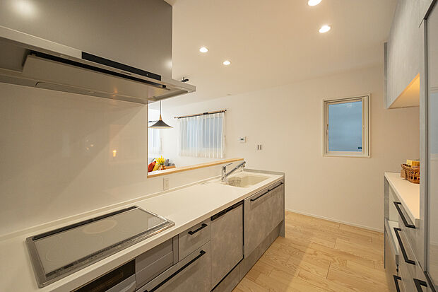 【スピーカーでお子様の英語学習を充実させよう】キッチンにはスピーカー付きダウンライトを搭載。Youtubeと簡単に接続が出来、お子様の英語学習やおしゃれな音楽でLDKをまるでカフェの空間に演出出来ます。是非、現地でご体感下さい。