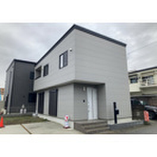 ついに完成致しました！現地をご見学に行く際は、道路の幅や周辺の交通量、施設などをご確認頂くことをおすすめします！物件の流れが早いため、内見をしたい方はお早めに当社営業までお問い合わせ頂きご予約下さい！