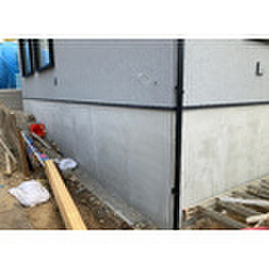 木造住宅とは土台、壁、柱など建築物の強度を支える構造体の材に木が使用されている構造を指します。構造体は建物の自重を支えるだけではなく風圧や水圧、積裁荷重などあらゆる衝撃に耐えるための基礎です。