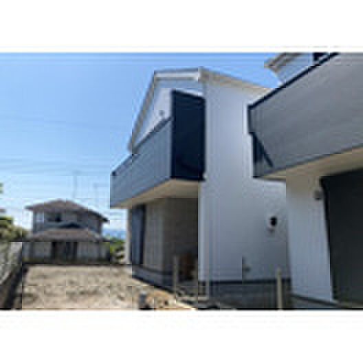 ついに完成致しました！現地をご見学に行く際は、道路の幅や周辺の交通量、施設などをご確認頂くことをおすすめします！物件の流れが早いため、内見をしたい方はお早めに当社営業までお問い合わせ頂きご予約下さい！