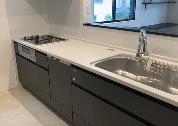 標準的なシステムキッチンの横幅は、165cm～300cm程度です。2100・2400・2550・2700などミリ単位で表記されます。普段どのように料理をするのかを想定しながら合ったサイズを選びましょう