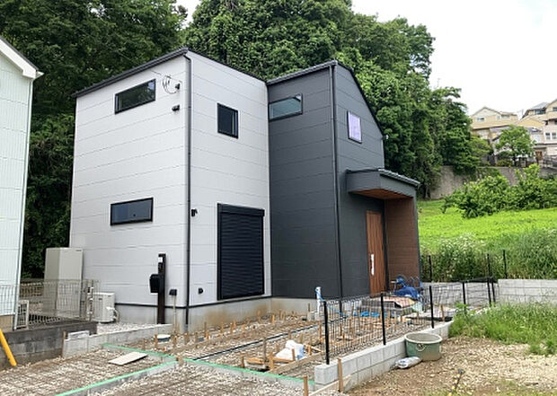 ついに完成致しました！現地をご見学に行く際は、道路の幅や周辺の交通量、施設などをご確認頂くことをおすすめします！物件の流れが早いため、内見をしたい方はお早めに当社営業までお問い合わせ頂きご予約下さい！