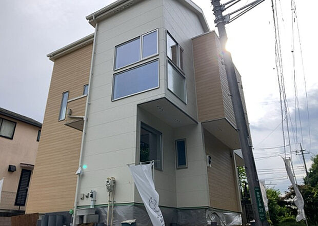 ついに完成致しました！現地をご見学に行く際は、道路の幅や周辺の交通量、施設などをご確認頂くことをおすすめします！物件の流れが早いため、内見をしたい方はお早めに当社営業までお問い合わせ頂きご予約下さい！