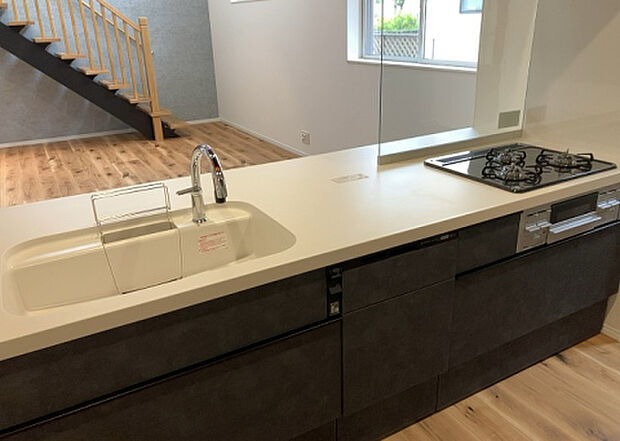 標準的なシステムキッチンの横幅は、165cm～300cm程度です。2100・2400・2550・2700などミリ単位で表記されます。普段どのように料理をするのかを想定しながら合ったサイズを選びましょう