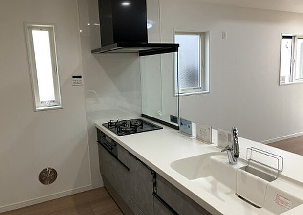 標準的なシステムキッチンの横幅は、165cm～300cm程度です。2100・2400・2550・2700などミリ単位で表記されます。普段どのように料理をするのかを想定しながら合ったサイズを選びましょう