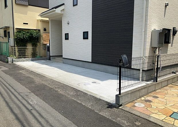 木造住宅とは土台、壁、柱など建築物の強度を支える構造体の材に木が使用されている構造を指します。構造体は建物の自重を支えるだけではなく風圧や水圧、積裁荷重などあらゆる衝撃に耐えるための基礎です。