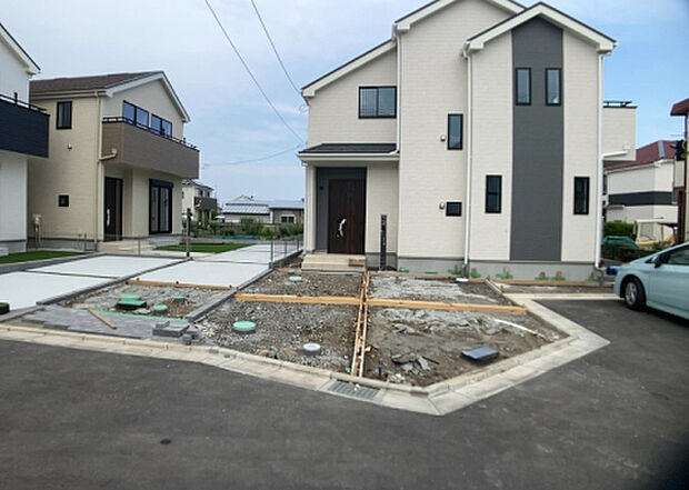 住宅用の土地では前面道路に2m以上接していなければならないと法律で定められています。しかし、お持ちの車のサイズやライフスタイルなどにより、2mでは利便が悪い場合もございますので、事前に確認しましょう。