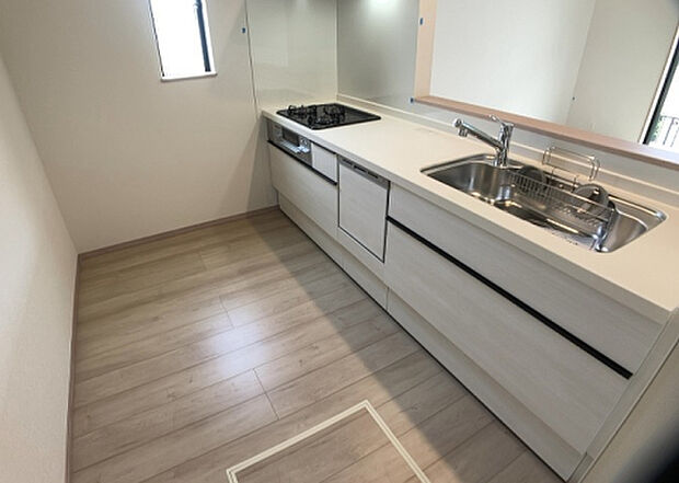 標準的なシステムキッチンの横幅は、165cm～300cm程度です。2100・2400・2550・2700などミリ単位で表記されます。普段どのように料理をするのかを想定しながら合ったサイズを選びましょう