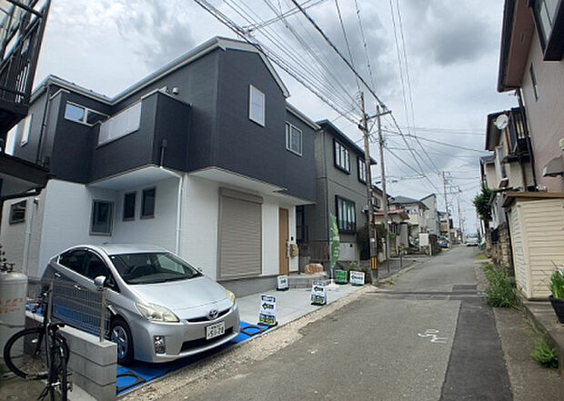 住宅用の土地では前面道路に2m以上接していなければならないと法律で定められています。しかし、お持ちの車のサイズやライフスタイルなどにより、2mでは利便が悪い場合もございますので、事前に確認しましょう。