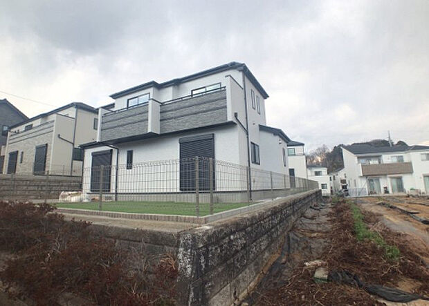 ついに完成致しました！現地をご見学に行く際は、道路の幅や周辺の交通量、施設などをご確認頂くことをおすすめします！物件の流れが早いため、内見をしたい方はお早めに当社営業までお問い合わせ頂きご予約下さい！