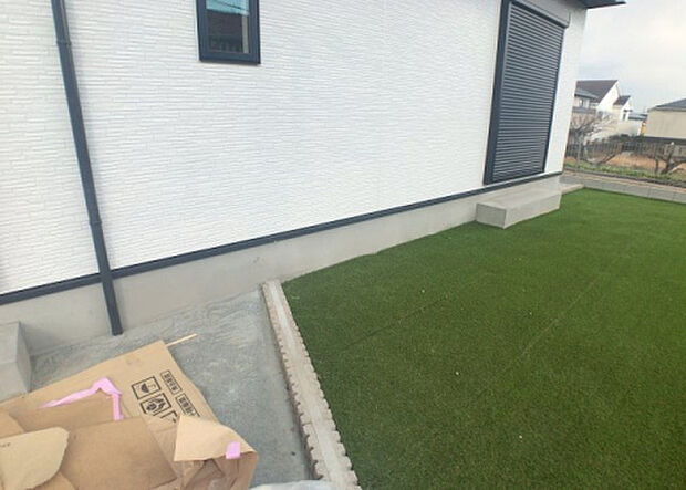 木造住宅とは土台、壁、柱など建築物の強度を支える構造体の材に木が使用されている構造を指します。構造体は建物の自重を支えるだけではなく風圧や水圧、積裁荷重などあらゆる衝撃に耐えるための基礎です。