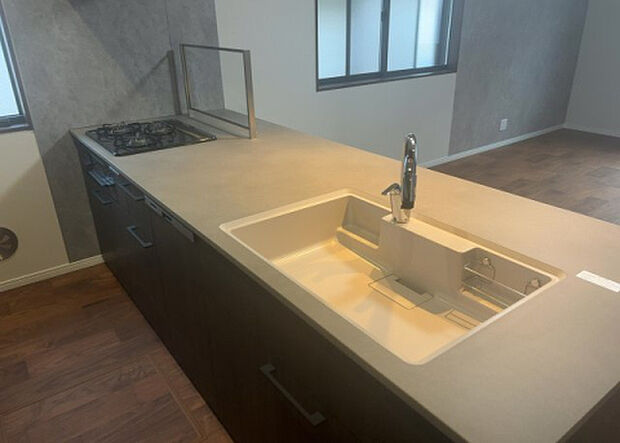 標準的なシステムキッチンの横幅は、165cm～300cm程度です。2100・2400・2550・2700などミリ単位で表記されます。普段どのように料理をするのかを想定しながら合ったサイズを選びましょう