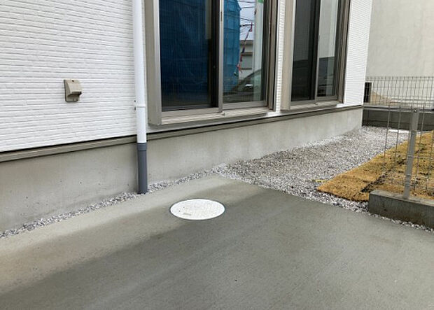 木造住宅とは土台、壁、柱など建築物の強度を支える構造体の材に木が使用されている構造を指します。構造体は建物の自重を支えるだけではなく風圧や水圧、積裁荷重などあらゆる衝撃に耐えるための基礎です。