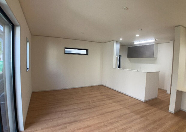 リビングの間取りの種類は大きくわけてリビングとダイニングが別になっているタイプ、リビングダイニング一体型です。どちらも一長一短ですので、家を選ぶ時はその両面をチェックして決めるようにしましょう。