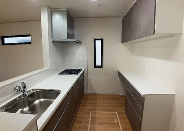 標準的なシステムキッチンの横幅は、165cm～300cm程度です。2100・2400・2550・2700などミリ単位で表記されます。普段どのように料理をするのかを想定しながら合ったサイズを選びましょう