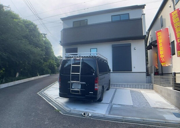 住宅用の土地では前面道路に2m以上接していなければならないと法律で定められています。しかし、お持ちの車のサイズやライフスタイルなどにより、2mでは利便が悪い場合もございますので、事前に確認しましょう。