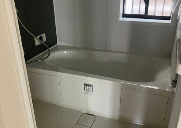 入浴時の快適さも大事なことですが、綺麗な状態を維持できなければ気持ちよく入浴できません。毎日の掃除が楽という点は大事なポイントになります！カビが生えにくく掃除がしやすい、壁や浴槽を選ぶといいでしょう。