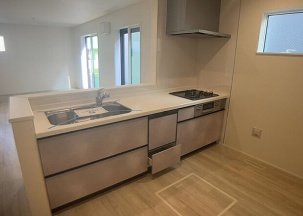 標準的なシステムキッチンの横幅は、165cm～300cm程度です。2100・2400・2550・2700などミリ単位で表記されます。普段どのように料理をするのかを想定しながら合ったサイズを選びましょう