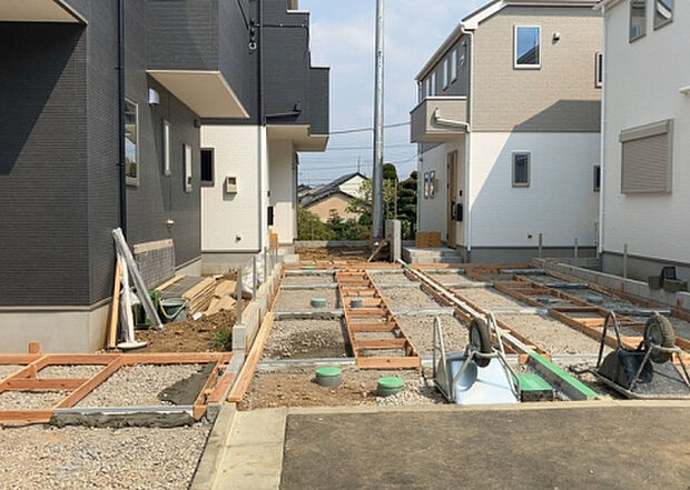 住宅用の土地では前面道路に2m以上接していなければならないと法律で定められています。しかし、お持ちの車のサイズやライフスタイルなどにより、2mでは利便が悪い場合もございますので、事前に確認しましょう。