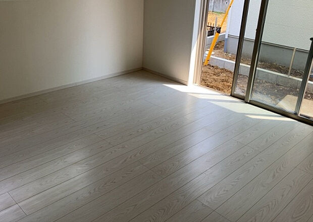 リビングの間取りの種類は大きくわけてリビングとダイニングが別になっているタイプ、リビングダイニング一体型です。どちらも一長一短ですので、家を選ぶ時はその両面をチェックして決めるようにしましょう。