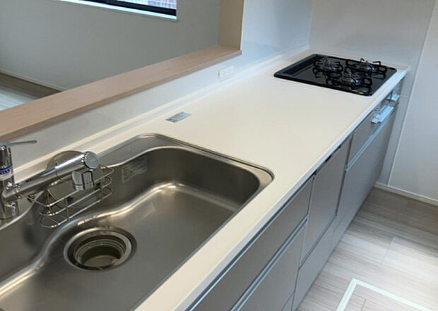 標準的なシステムキッチンの横幅は、165cm～300cm程度です。2100・2400・2550・2700などミリ単位で表記されます。普段どのように料理をするのかを想定しながら合ったサイズを選びましょう