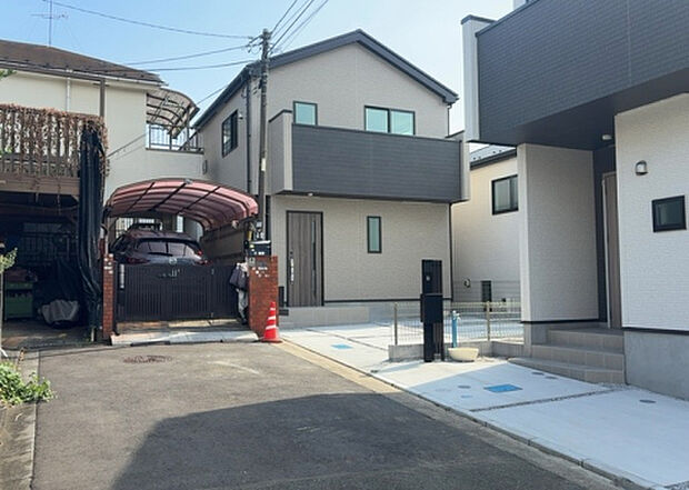 住宅用の土地では前面道路に2m以上接していなければならないと法律で定められています。しかし、お持ちの車のサイズやライフスタイルなどにより、2mでは利便が悪い場合もございますので、事前に確認しましょう。