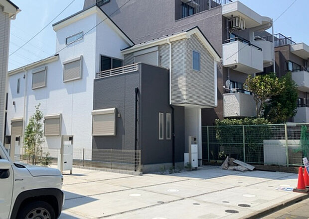 住宅用の土地では前面道路に2m以上接していなければならないと法律で定められています。しかし、お持ちの車のサイズやライフスタイルなどにより、2mでは利便が悪い場合もございますので、事前に確認しましょう。