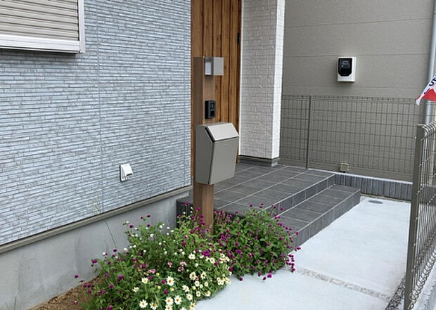 木造住宅とは土台、壁、柱など建築物の強度を支える構造体の材に木が使用されている構造を指します。構造体は建物の自重を支えるだけではなく風圧や水圧、積裁荷重などあらゆる衝撃に耐えるための基礎です。