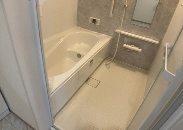 入浴時の快適さも大事なことですが、綺麗な状態を維持できなければ気持ちよく入浴できません。毎日の掃除が楽という点は大事なポイントになります!カビが生えにくく掃除がしやすい、壁や浴槽を選ぶといいでしょう。