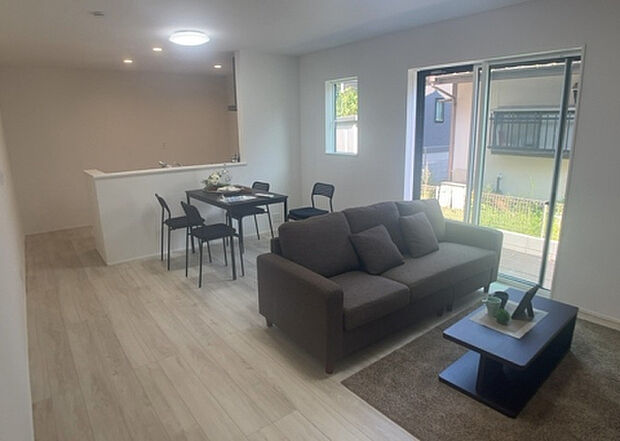 リビングの間取りの種類は大きくわけてリビングとダイニングが別になっているタイプ、リビングダイニング一体型です。どちらも一長一短ですので、家を選ぶ時はその両面をチェックして決めるようにしましょう。