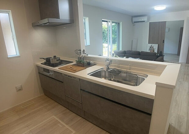 標準的なシステムキッチンの横幅は、165cm～300cm程度です。2100・2400・2550・2700などミリ単位で表記されます。普段どのように料理をするのかを想定しながら合ったサイズを選びましょう