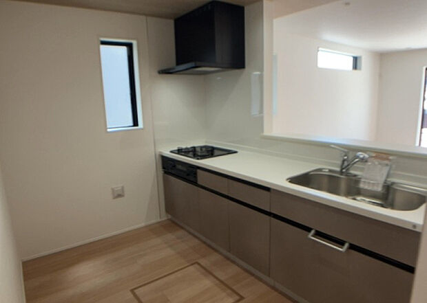 標準的なシステムキッチンの横幅は、165cm～300cm程度です。2100・2400・2550・2700などミリ単位で表記されます。普段どのように料理をするのかを想定しながら合ったサイズを選びましょう