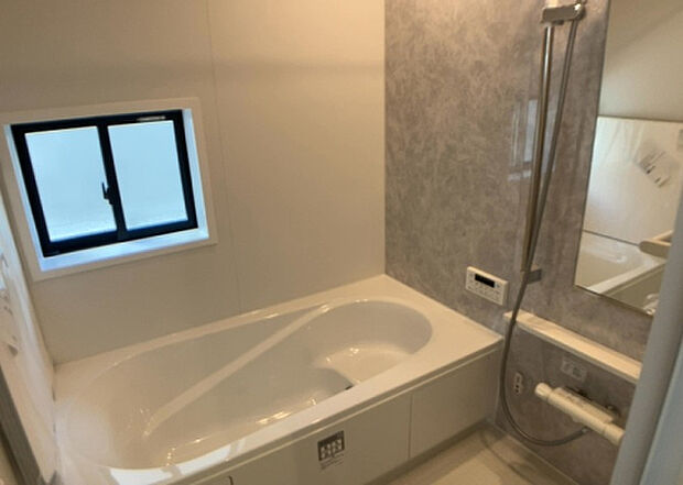 入浴時の快適さも大事なことですが、綺麗な状態を維持できなければ気持ちよく入浴できません。毎日の掃除が楽という点は大事なポイントになります！カビが生えにくく掃除がしやすい、壁や浴槽を選ぶといいでしょう。